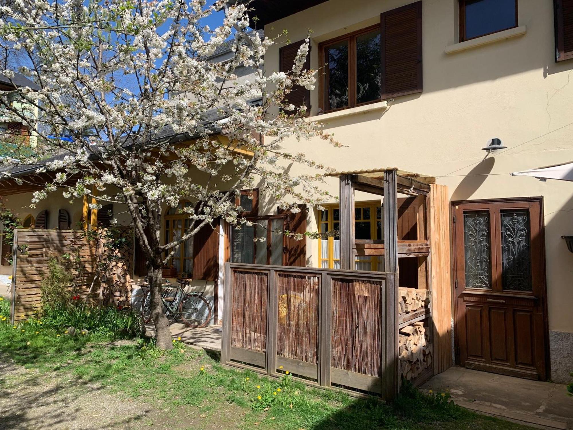 Charmant Appartement Sur Cour, Le Cerisier Bagneres-de-Bigorre Ngoại thất bức ảnh